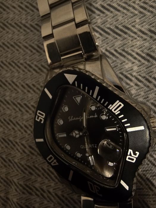 Y2k design watch