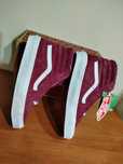 Basketi casual noi, brand Vans.