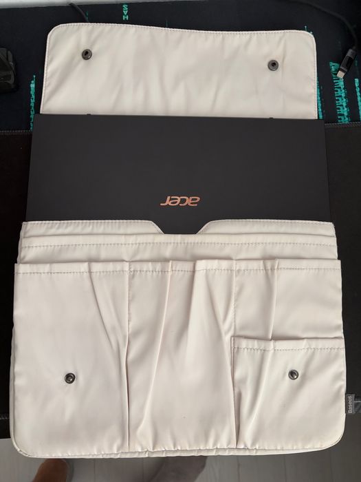 Vand Laptop Acer superslim si superusor, ca nou