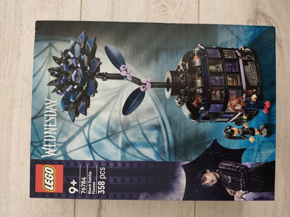 LEGO Wednesday: Floare de dalie neagra 76784, 9 ani+, 358 piese