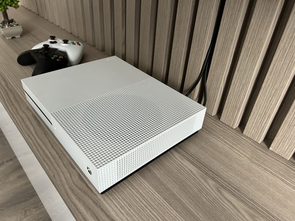 Vand Xbox One S.  1 TB fifa 23, mortal kombat 11
