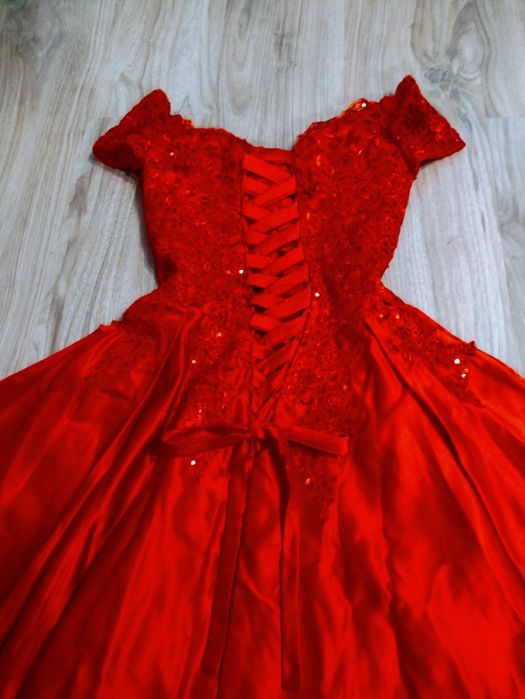 Елегантна сатенена бална рокля