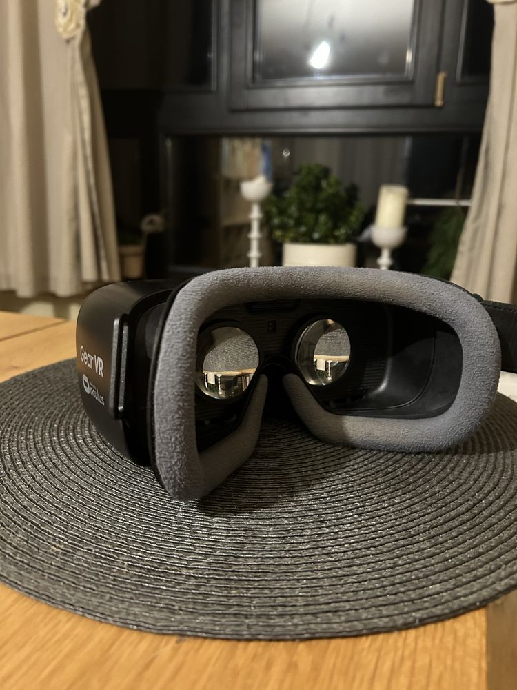 Gear VR (Powered by Oculus Quest)