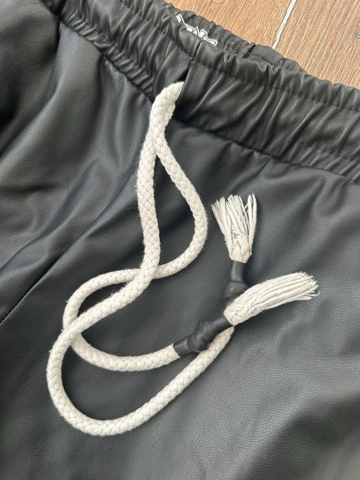 Pantaloni de piele(mici defecte)