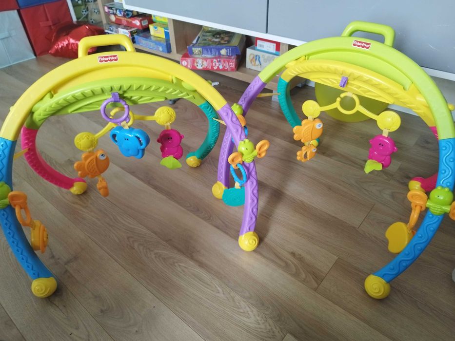 Активна гимнастика - Fisher Price с допълнителни музикални играчки.