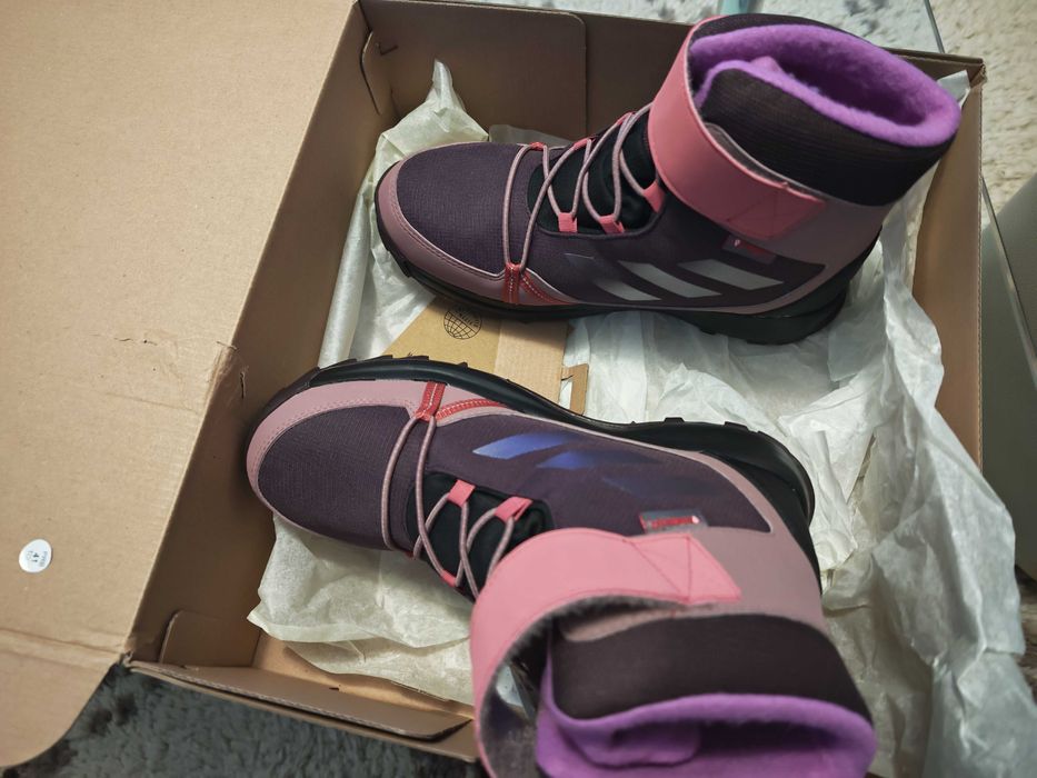 Зимни обувки Адидас размер 37-1/3 чисто нови.