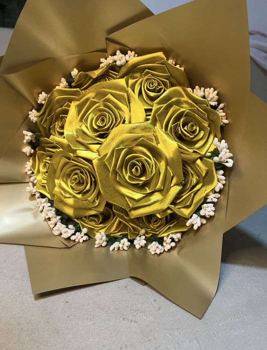 Buchet 11 trandafiri gold cu stamine