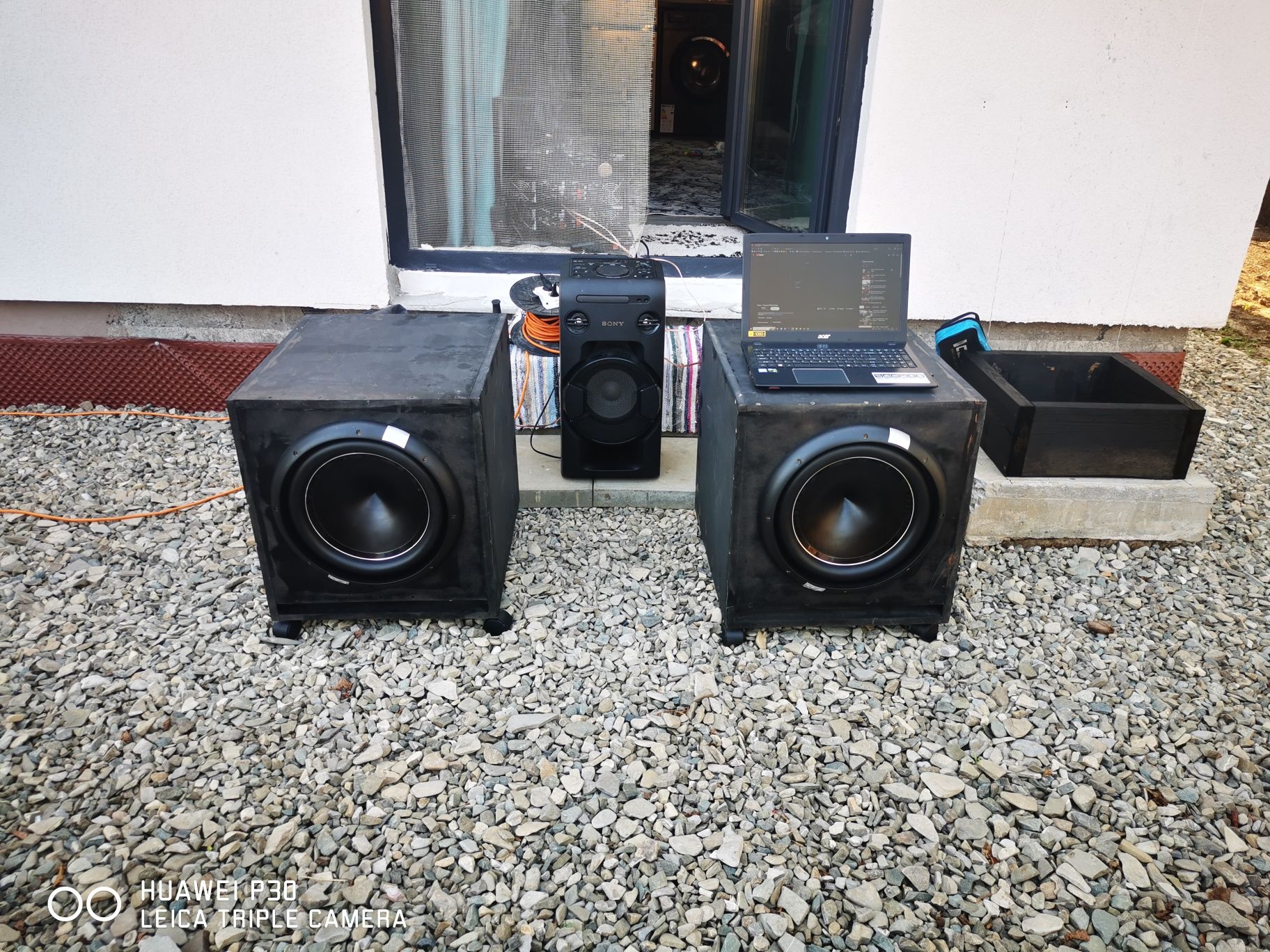 Bass, Subwoofer, Subwoofere x 2  15 inch ( 38 cm )