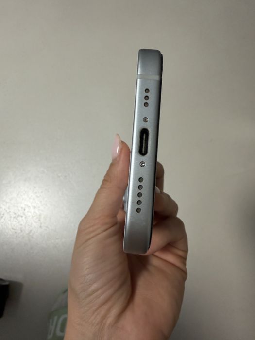 iPhone 15 син цвят