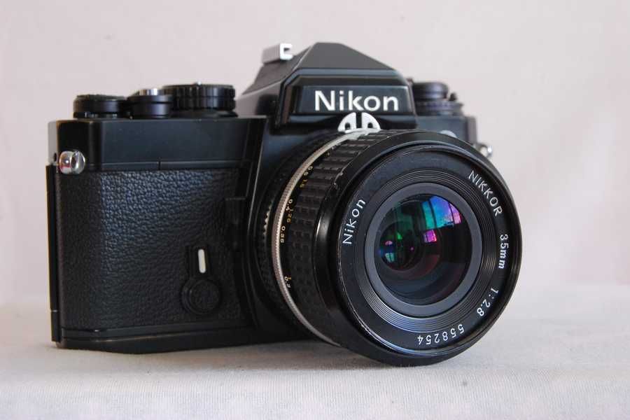Aparat foto film clasic nikon fe cu obiectiv nikkor 2.8 35
