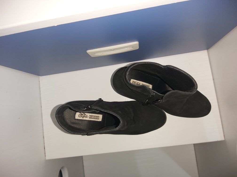 Botine  Buffalo London , nr 37/38 ,noi,  piele întoarsă!