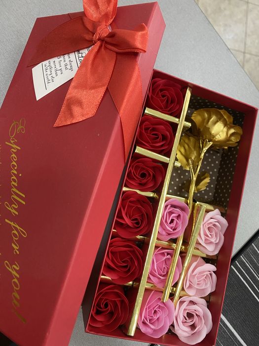 Декоративни букети и подаръчни кутии от сапунени рози