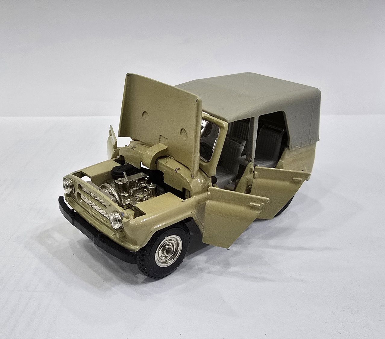 Продам модель автомобиля уаз-469