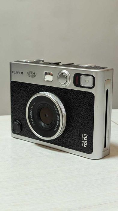 Fujifilm Instax Mini Evo — как новый! + подарок