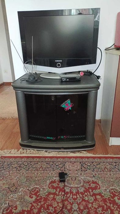 Телевизор с подставкой