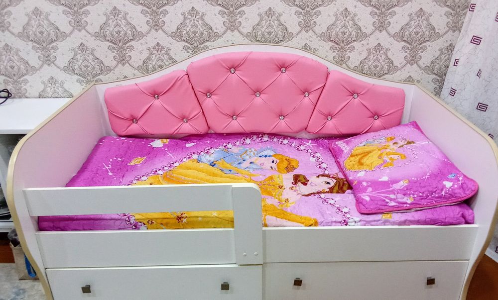 Продам кроватку для девочки