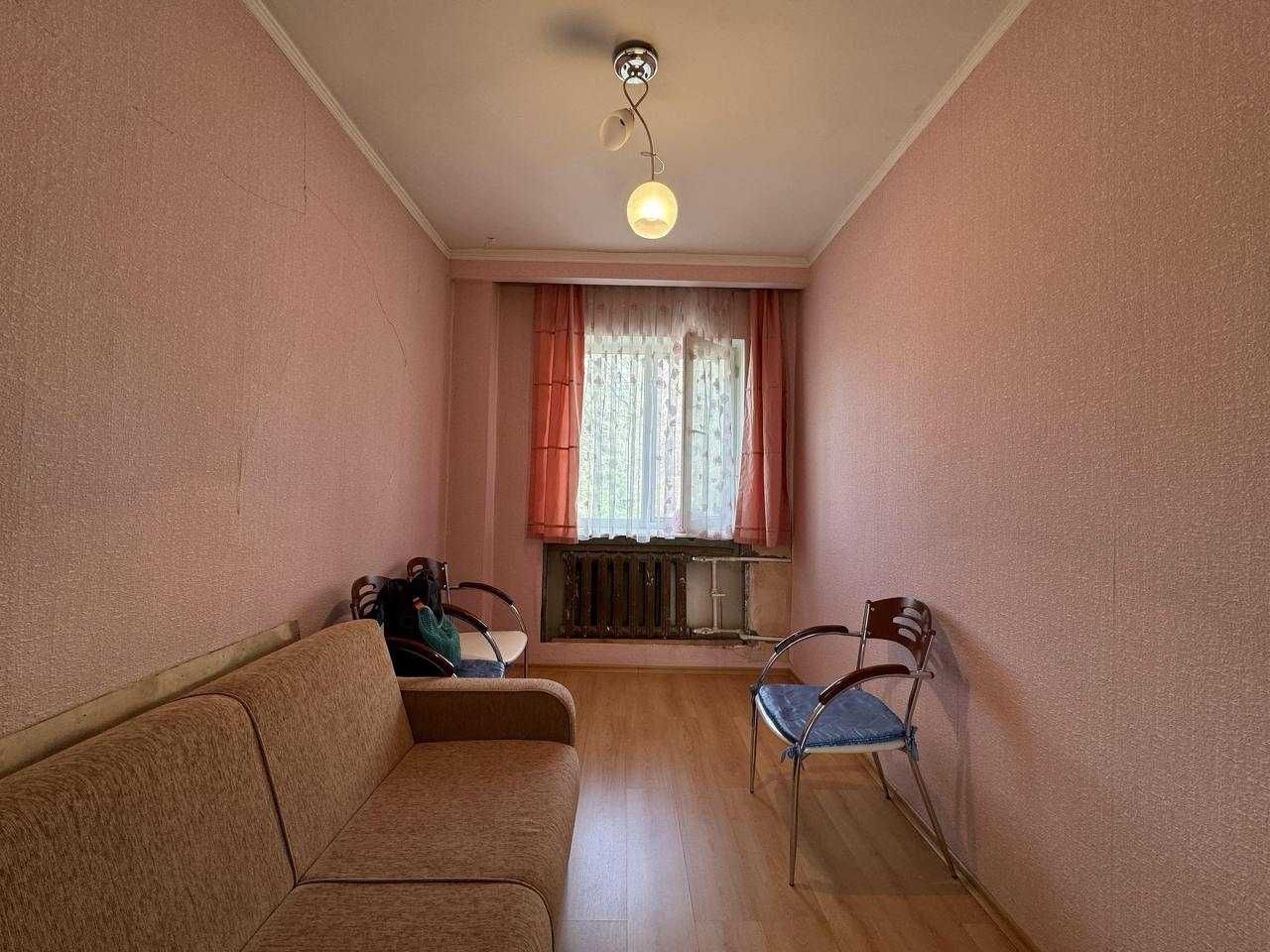 Продаётся 3/2/4  65 м2, кирпич, в центре  на м. Космонавтов