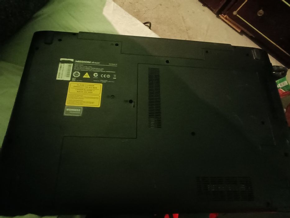 Vând laptop medion 800