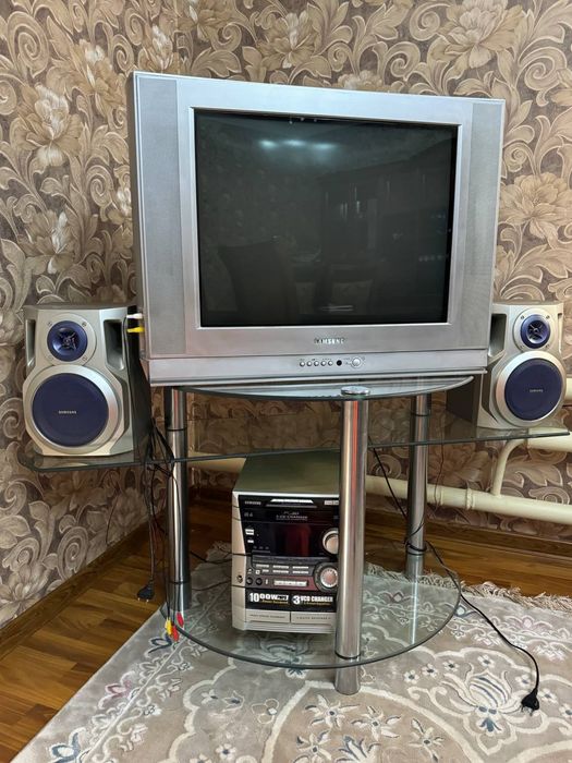 Телевизор и стойка под него