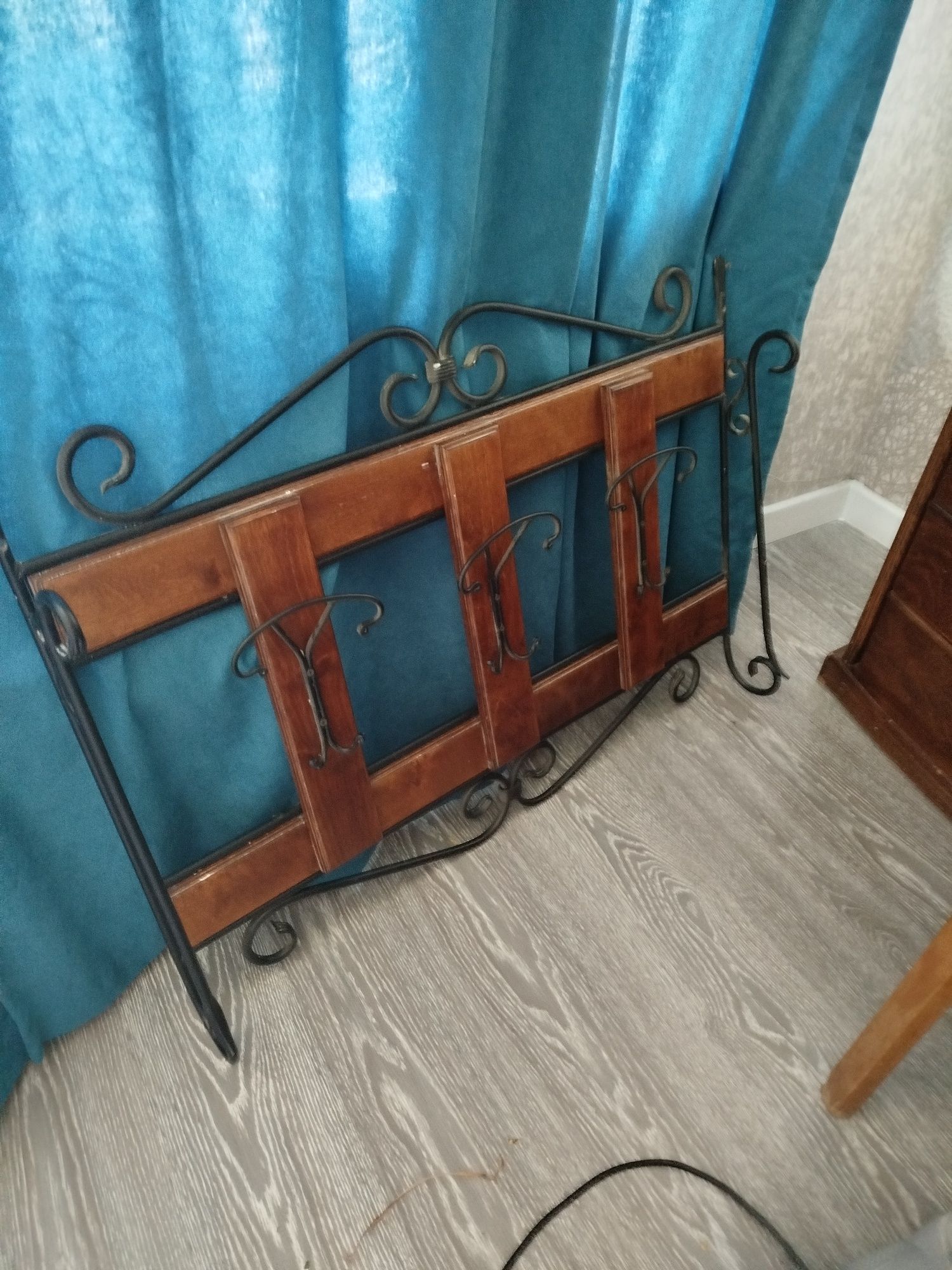 Продам железную настенную вешалку в прихожую б/у