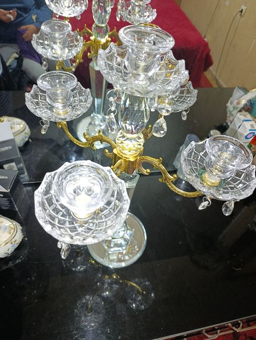 Изящный хрустальный канделябр на пять свечей.
