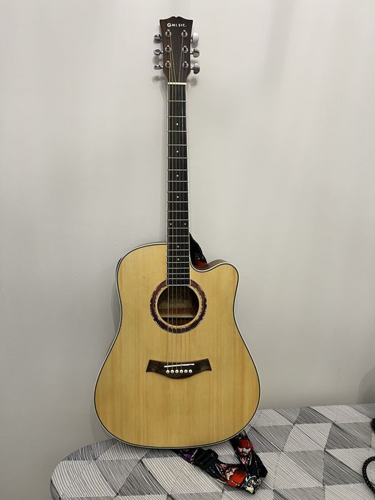 Гитара в хорошем состояние