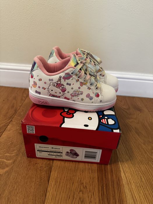 Adidasi noi Hello Kitty cu role