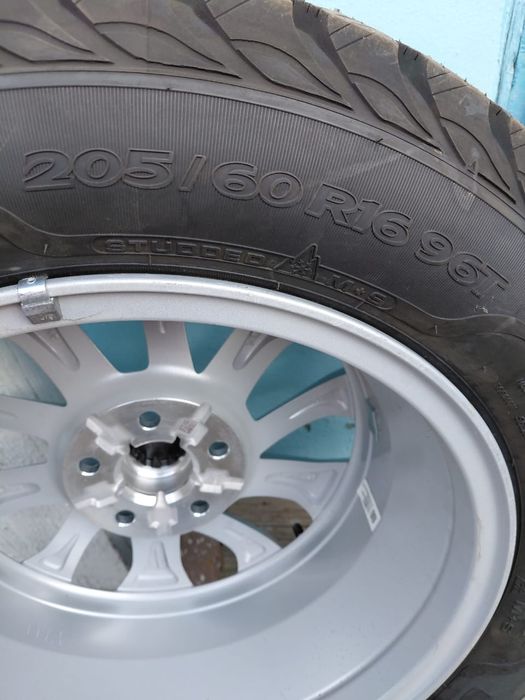 Продам Новую резину!!! Размер 205/60/16 шипы! !