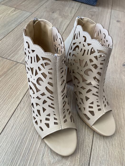 Дамски обувки на ток/боти в бежов цвят