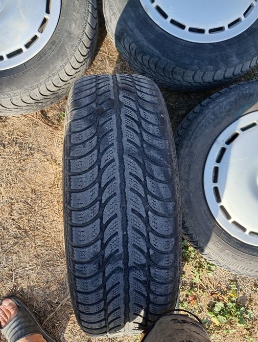 Продавам оригинални железни джанти с гумите и тасовете за Ауди 80.