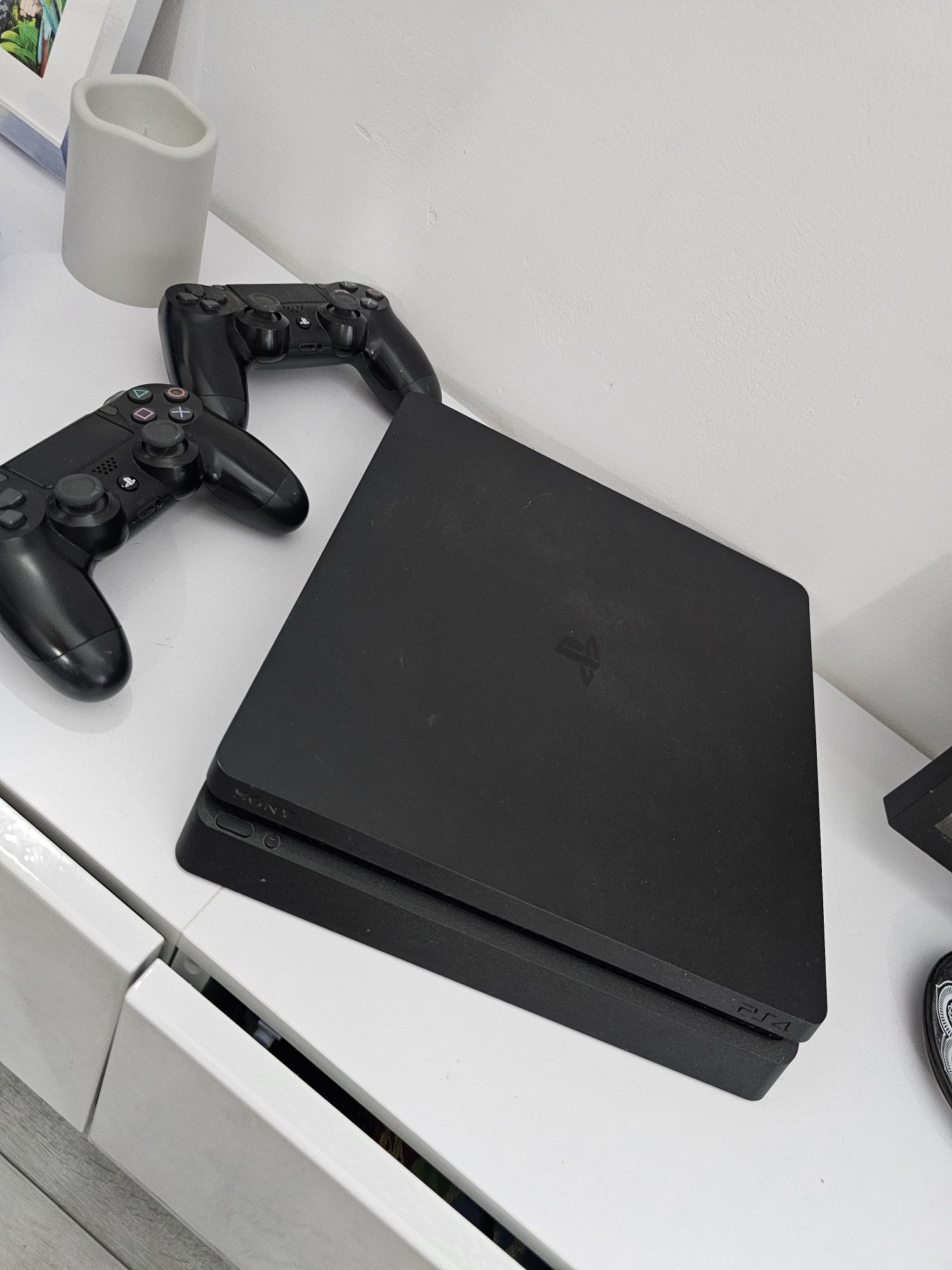 Playstation 4 slim 1TB с 2 контролера