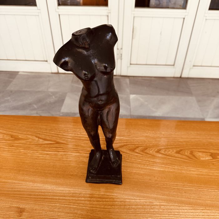 Бронзова скулптура “Женски торс” – изискан артистичен акцент