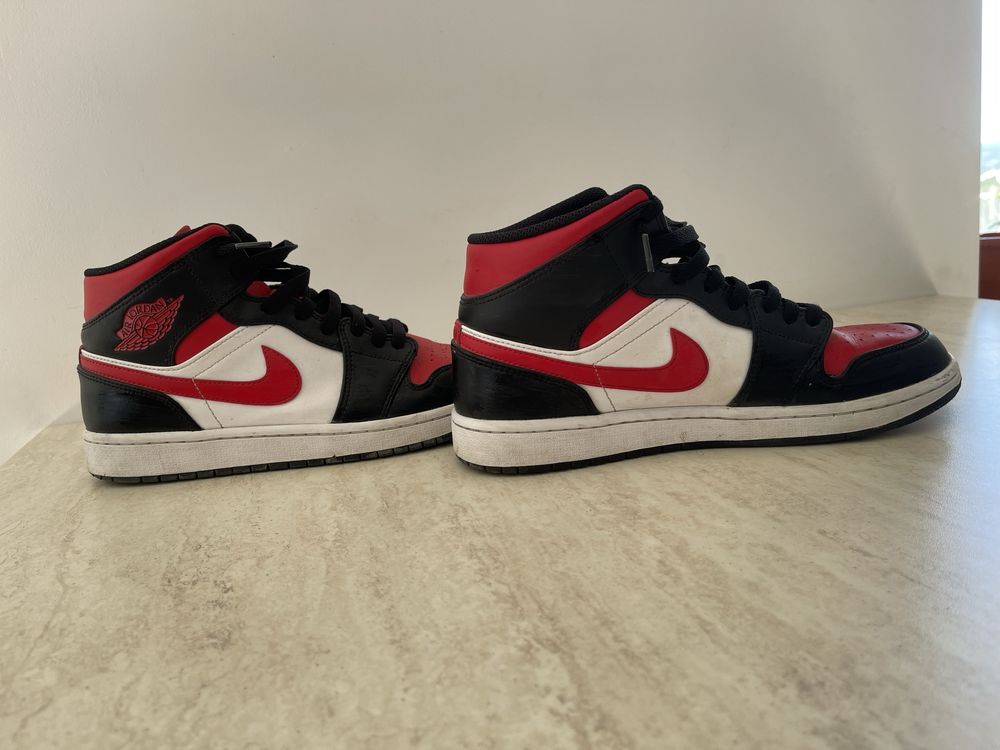 Jordan 1 mid fire red