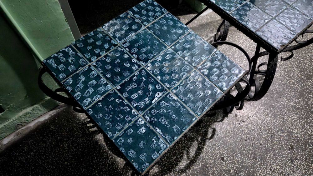 Măsuțe cafea și scaun birou.