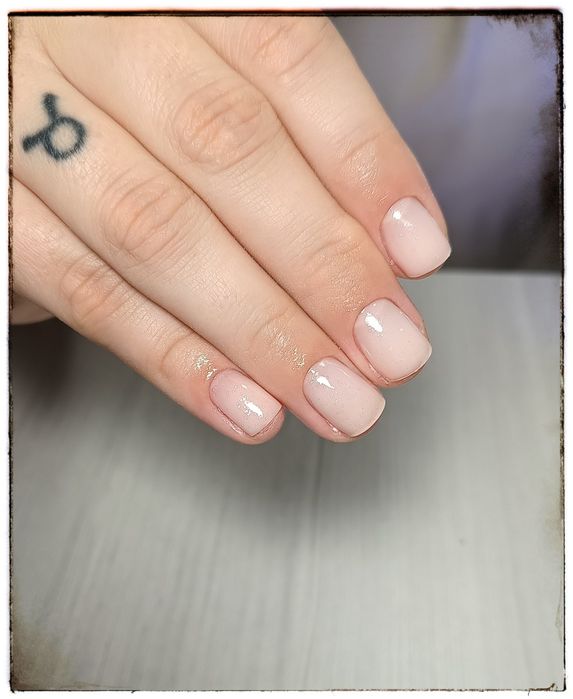 Realizez unghii cu gel și oja semipermanenta in sectorul 4, București