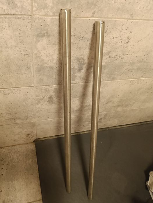 2 țevi din inox la 80 cm lungime. Ambele la 30 lei.