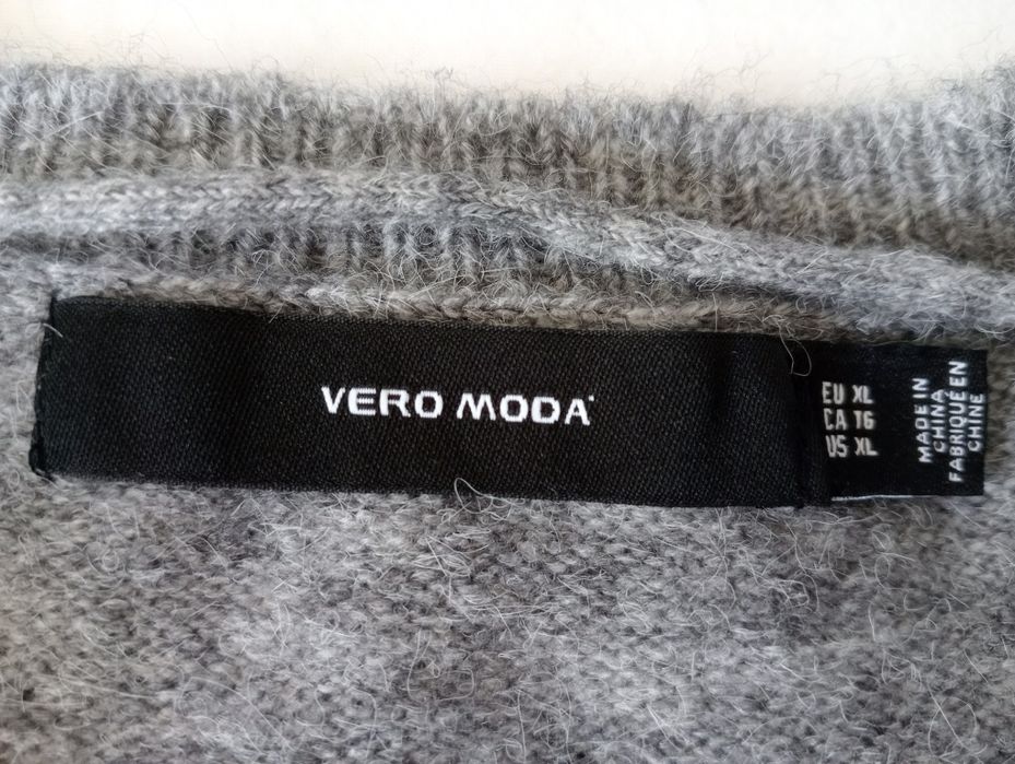 Сив вълнен пуловер