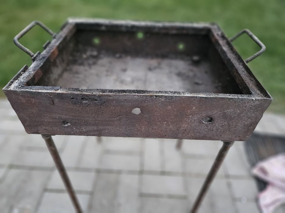 Grătar cu picioare demontabile