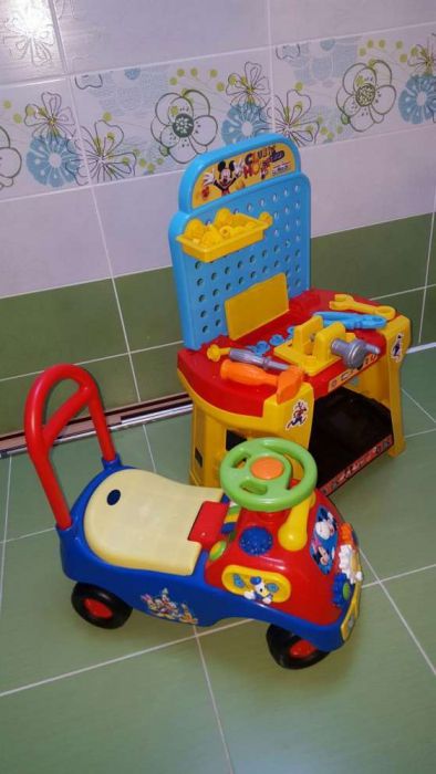 Masinutza cu melodii si banc de lucru Mikey