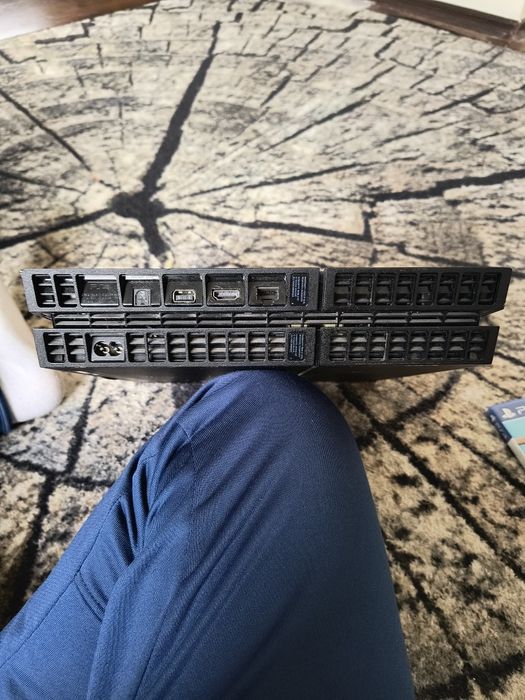 Продавам Плейстейшън 4 (PS4) спешно!!