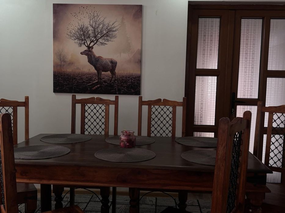 Se vinde masa+6 scaune din lemn masiv nuc.aduse din uk.