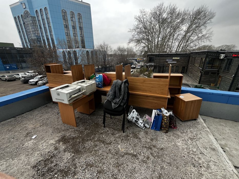 Столы офисные и полки даром. принтеры