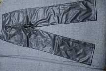 Vând pantaloni dama,piele eco,culoare negru.