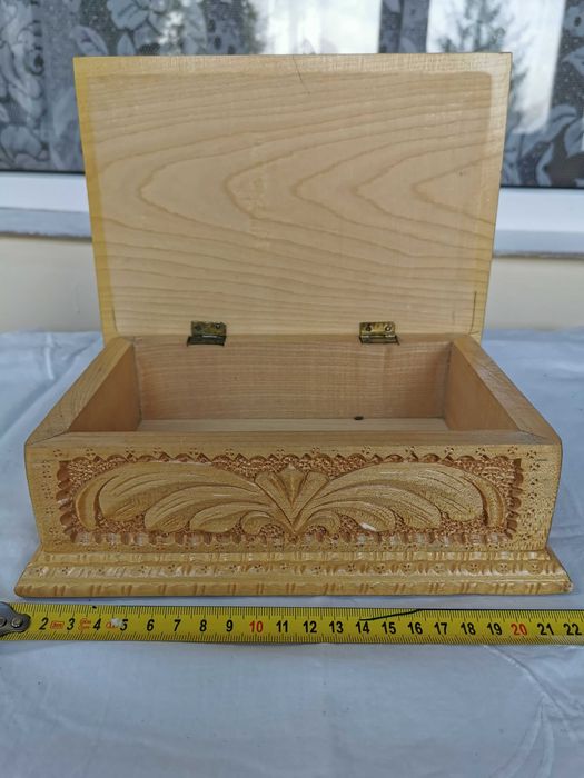 Caseta bijuterii din lemn sculptata manual, anii 80