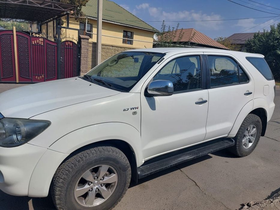 Тойота Фортунер джип