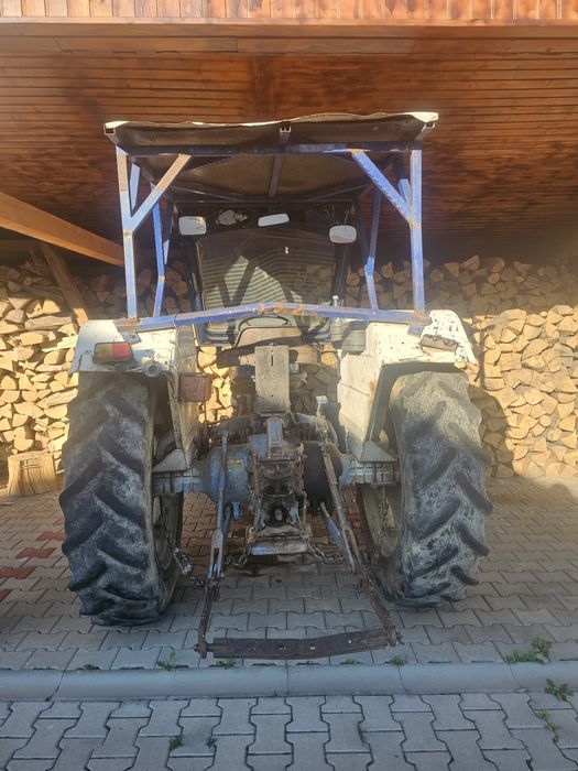 Vând tractor și remorcă