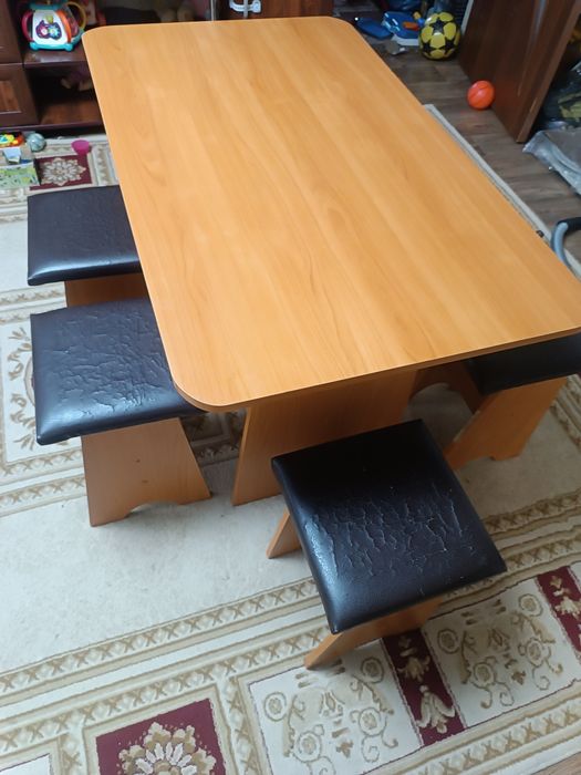 Продам кухонный стол+ 4 табуретки