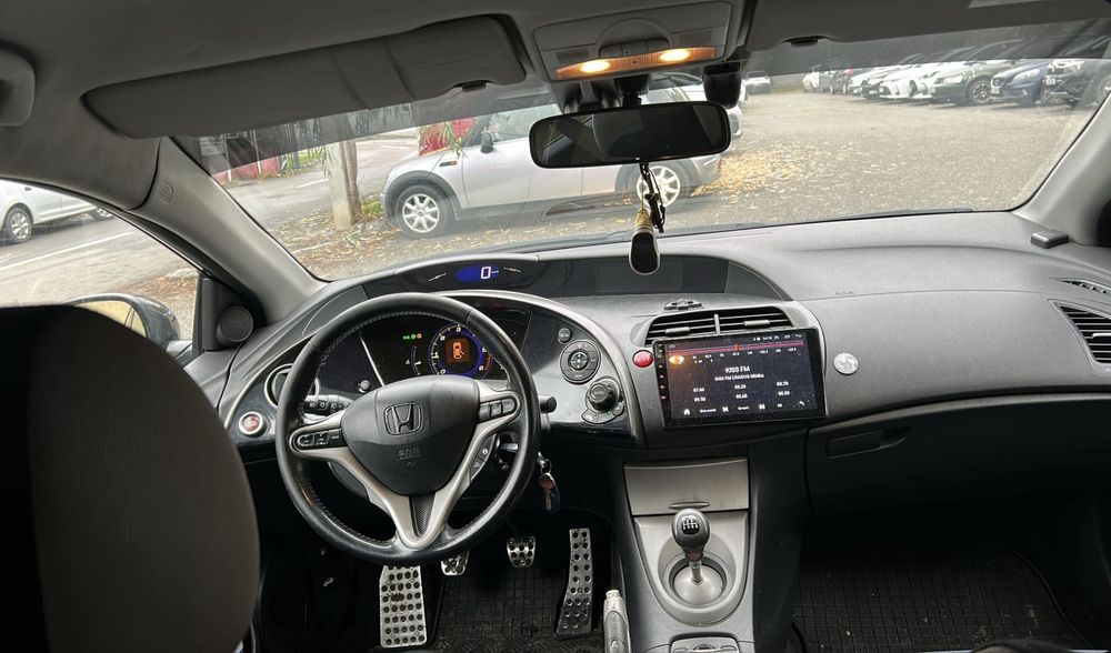 Honda Civic cu bara si farul avariate