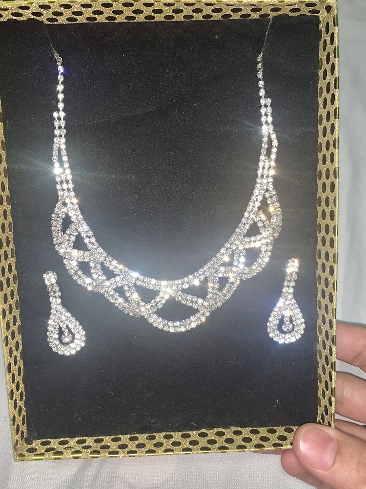 Красивый комплект ожерелье и сережки