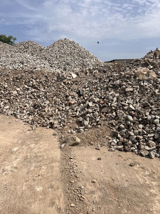 Vand Beton Concasat 0/63 0/100 si PAMANT Negru